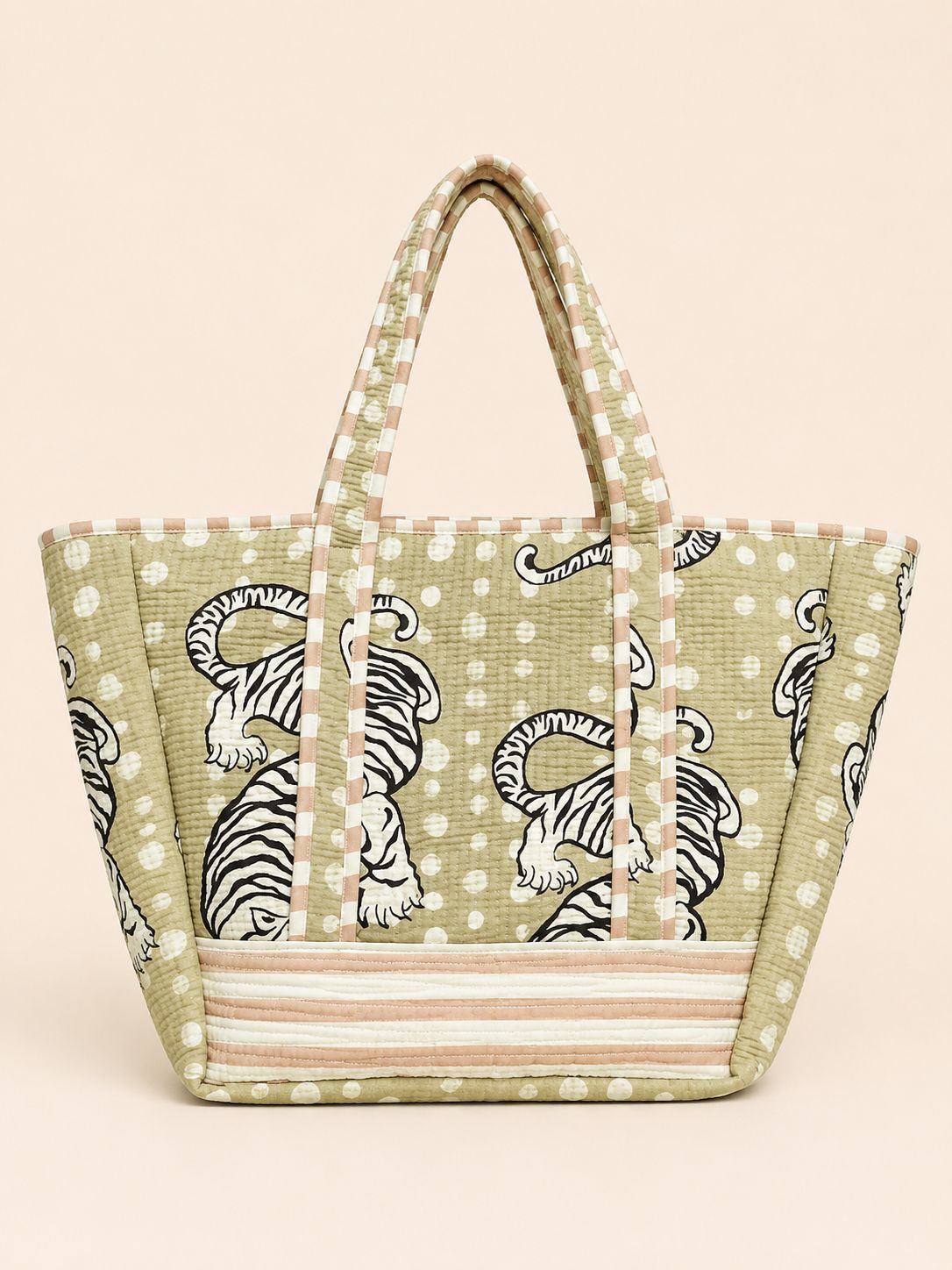 Tote bag with tiger pattern on a beige background